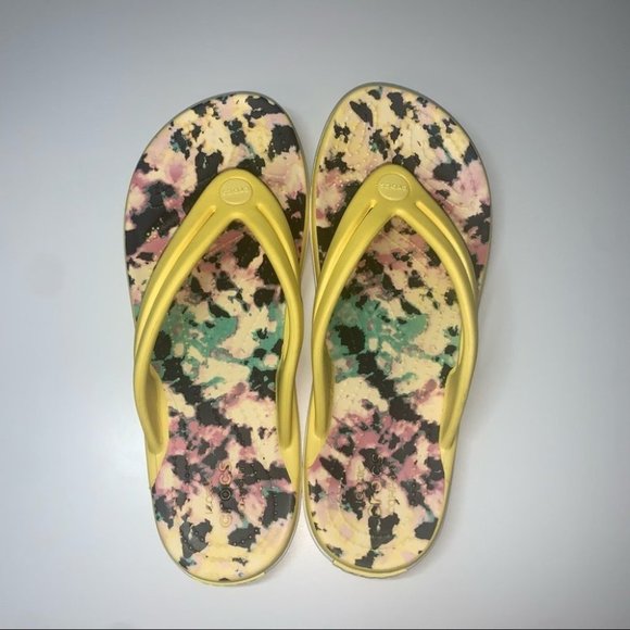 CROCS Sandals Women's Size 6 US Yellow Multicolour Tie-Dye Crocband Flip-Flops - Picture 4 of 10